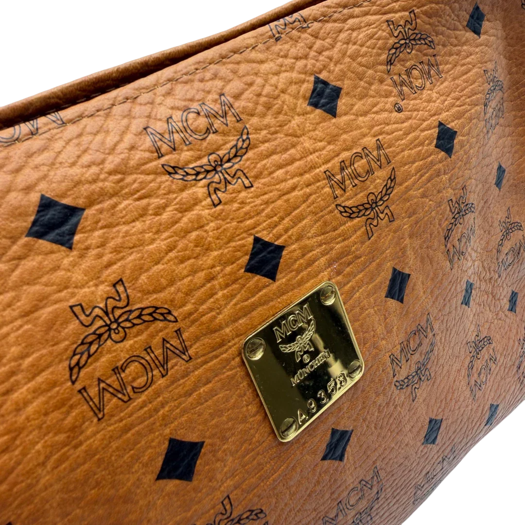 https://cdn.shopify.com/s/files/1/0564/9376/8855/files/MCM_Clutch_mittelgross_vintage5606.webp?v=1777481269