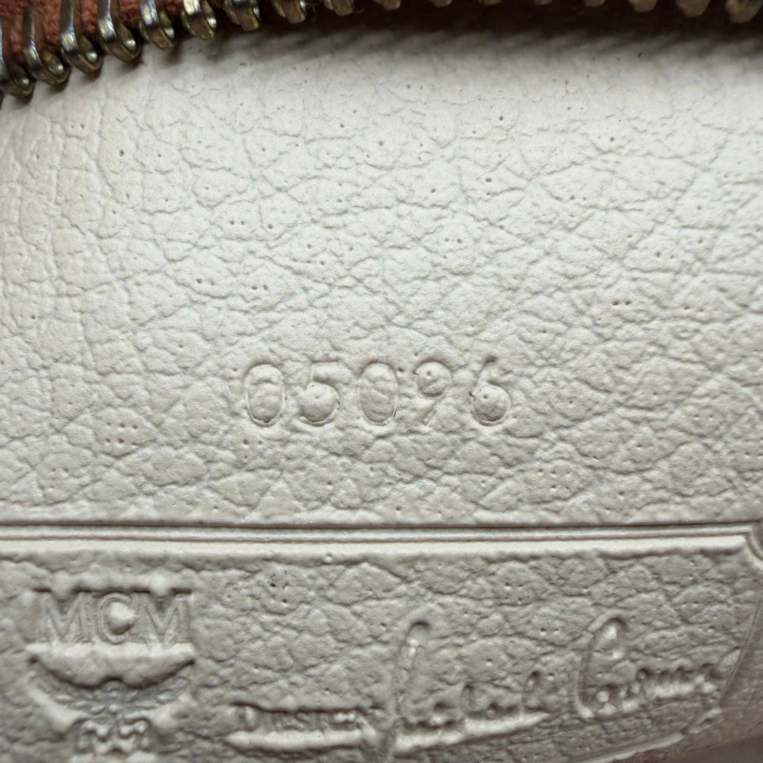 https://cdn.shopify.com/s/files/1/0564/9376/8855/files/MCM_Clutch_mittelgross_vintage5612.webp?v=1777481268