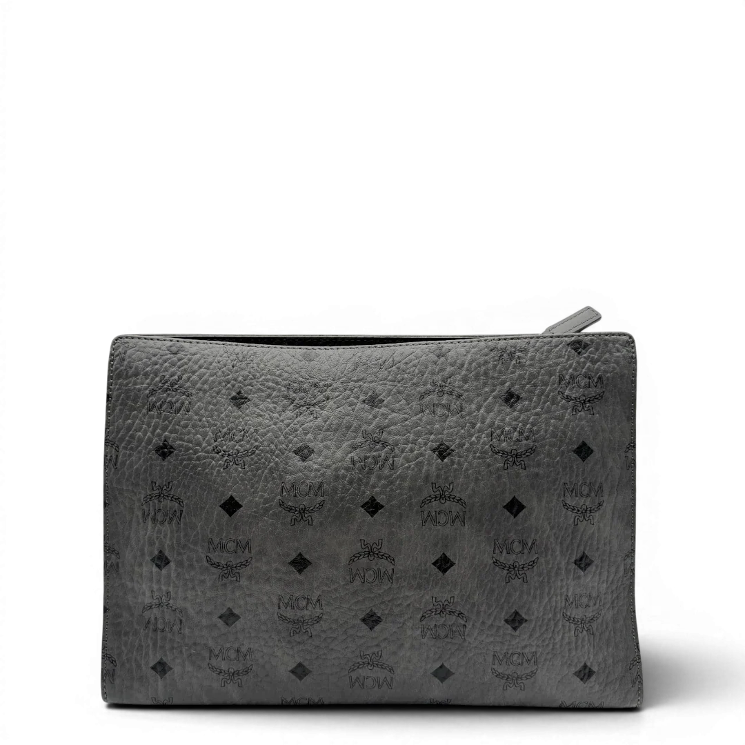 https://cdn.shopify.com/s/files/1/0564/9376/8855/files/MCM_Clutch_visetos_grau_vintage8453.webp?v=1781108550
