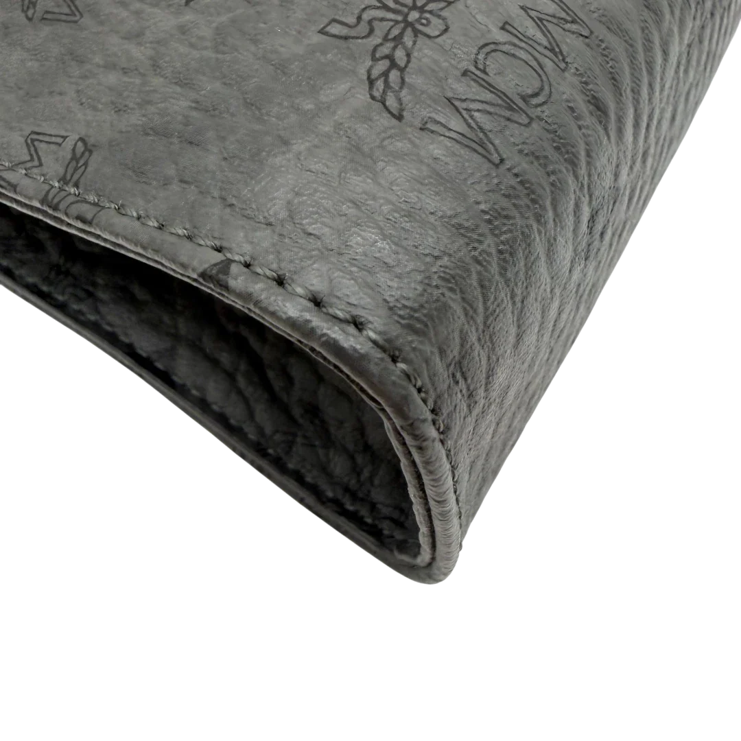 https://cdn.shopify.com/s/files/1/0564/9376/8855/files/MCM_Clutch_visetos_grau_vintage8459.webp?v=1781108550