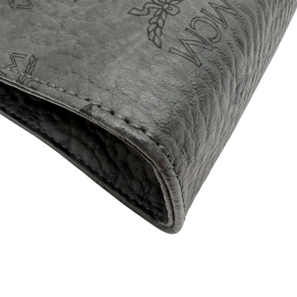 https://cdn.shopify.com/s/files/1/0564/9376/8855/files/MCM_Clutch_visetos_grau_vintage8459.webp?v=1781108550