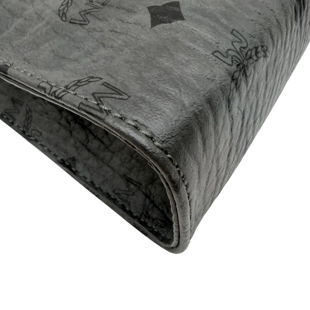 https://cdn.shopify.com/s/files/1/0564/9376/8855/files/MCM_Clutch_visetos_grau_vintage8461.webp?v=1781108550