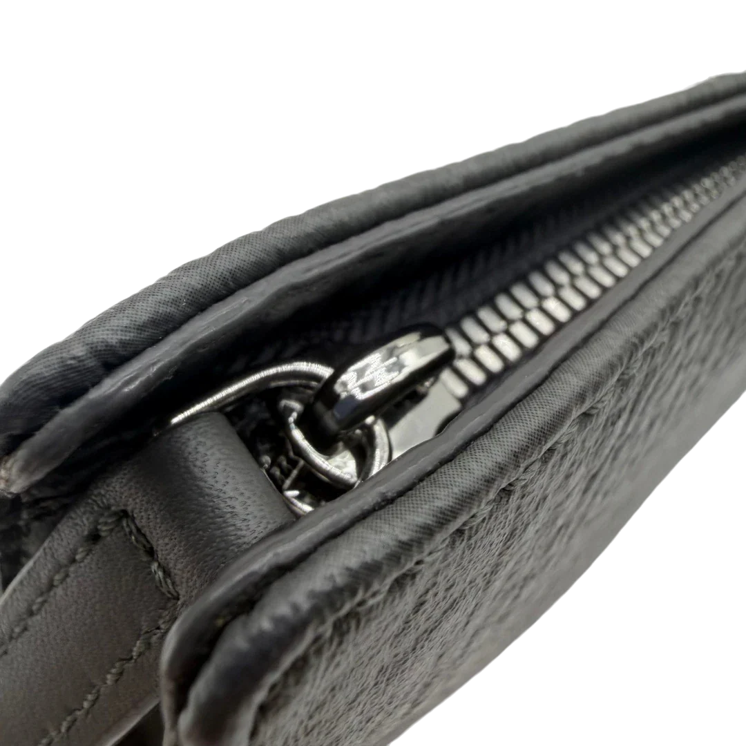 https://cdn.shopify.com/s/files/1/0564/9376/8855/files/MCM_Clutch_visetos_grau_vintage8463.webp?v=1781108550