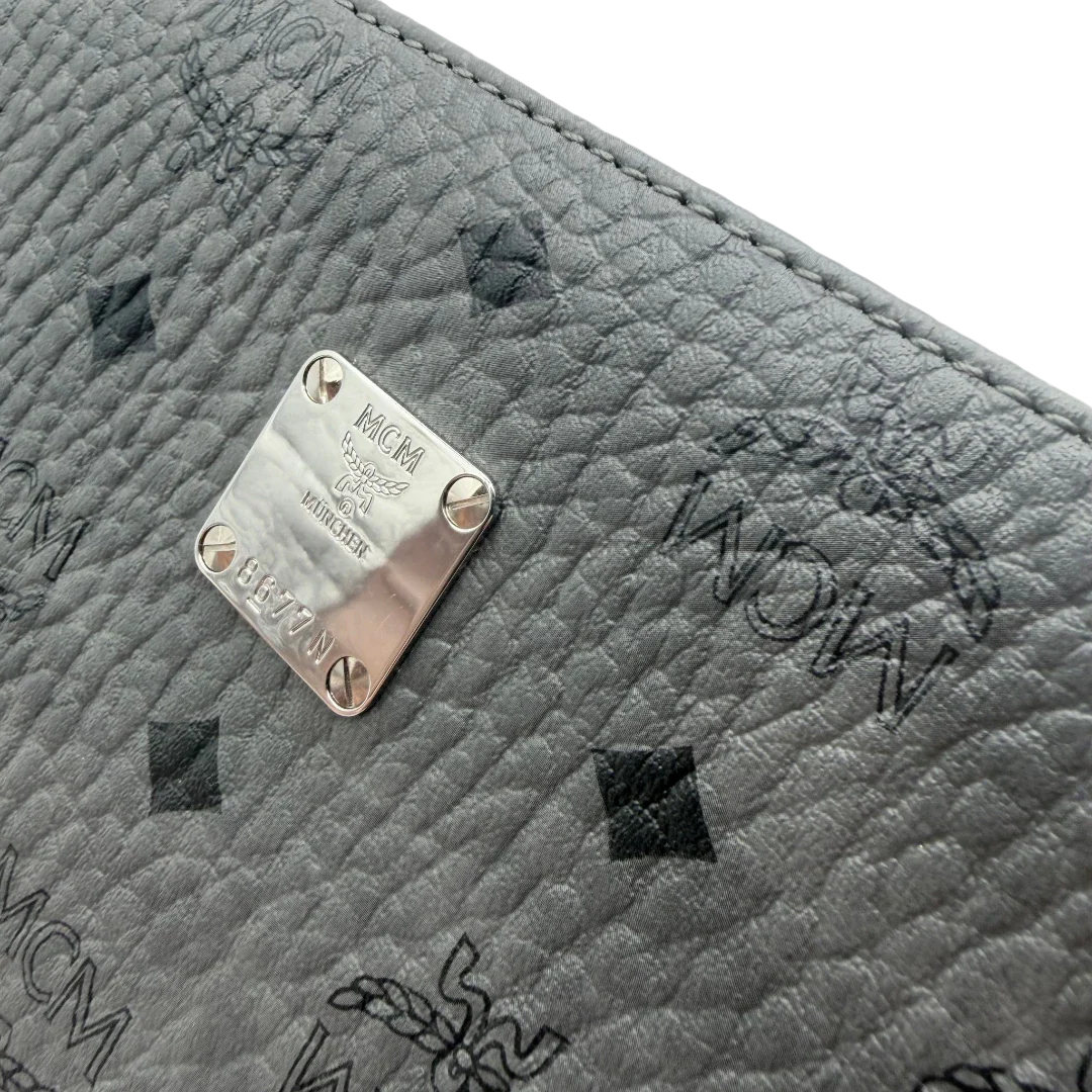 https://cdn.shopify.com/s/files/1/0564/9376/8855/files/MCM_Clutch_visetos_grau_vintage8464.webp?v=1781108551