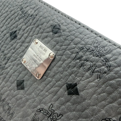 https://cdn.shopify.com/s/files/1/0564/9376/8855/files/MCM_Clutch_visetos_grau_vintage8464.webp?v=1781108551