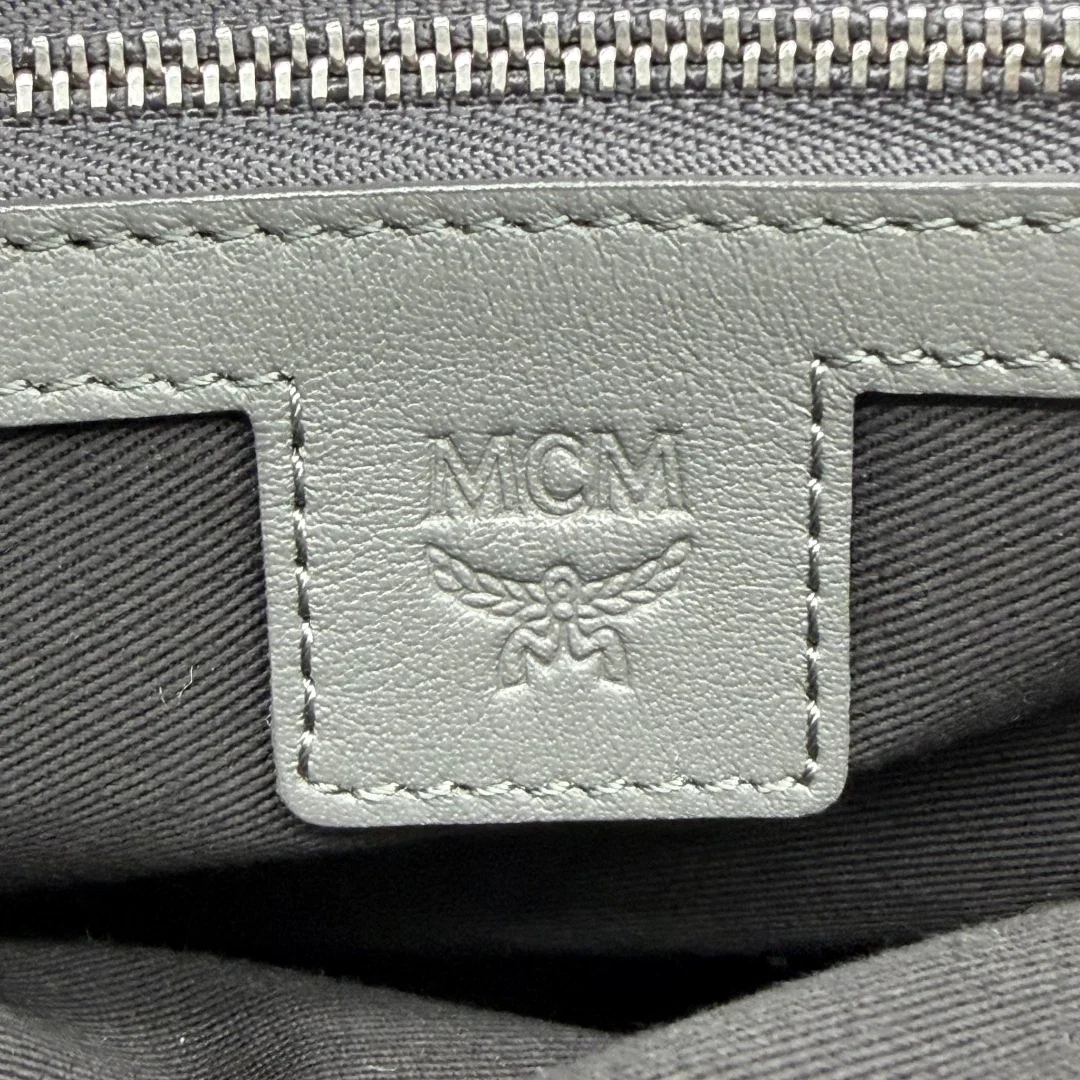 https://cdn.shopify.com/s/files/1/0564/9376/8855/files/MCM_Clutch_visetos_grau_vintage8466.webp?v=1781108551