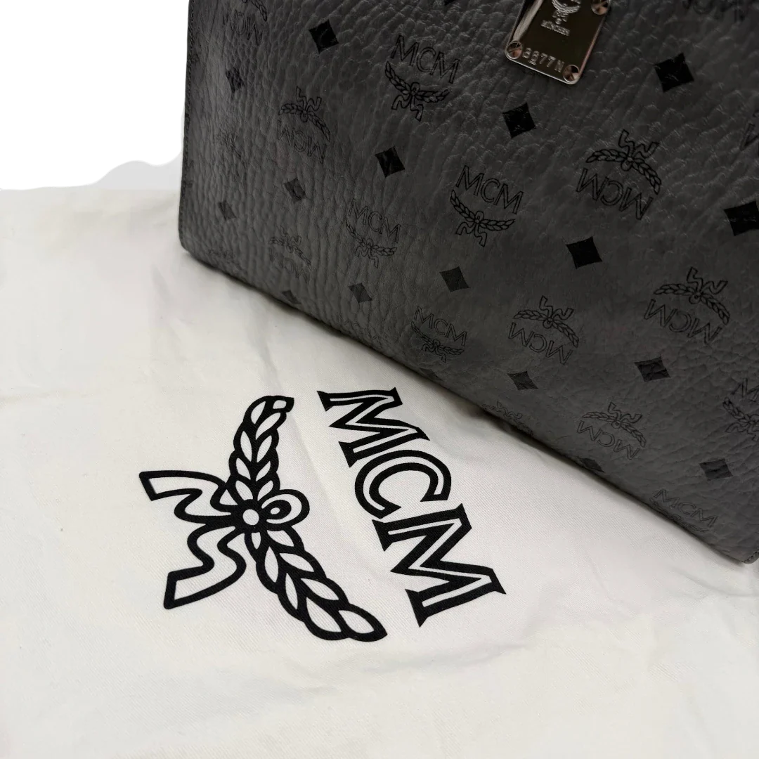 https://cdn.shopify.com/s/files/1/0564/9376/8855/files/MCM_Clutch_visetos_grau_vintage8468.webp?v=1781108550