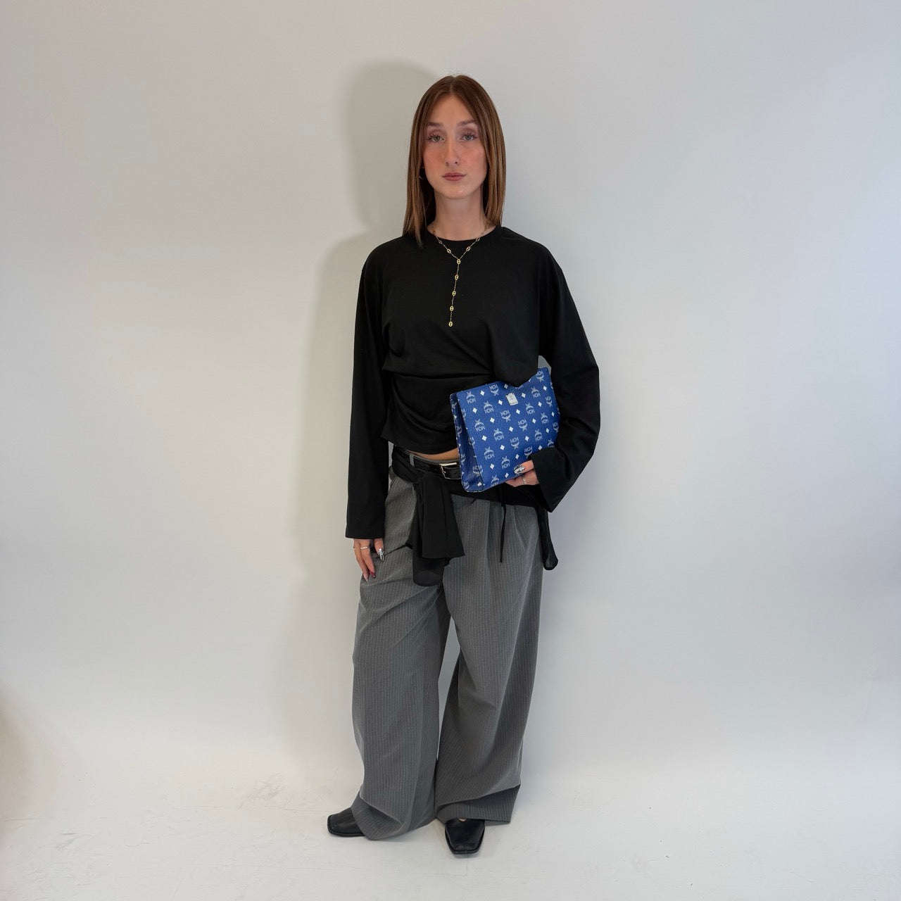 https://cdn.shopify.com/s/files/1/0564/9376/8855/files/MCM_Clutch_visetos_hellblau_1.jpg?v=1784806647