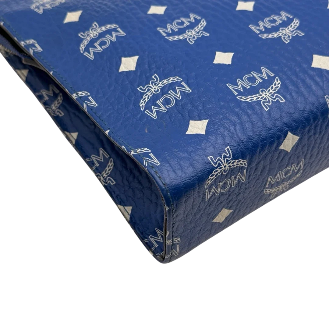 https://cdn.shopify.com/s/files/1/0564/9376/8855/files/MCM_Clutch_visetos_hellblau_11.webp?v=1784806647