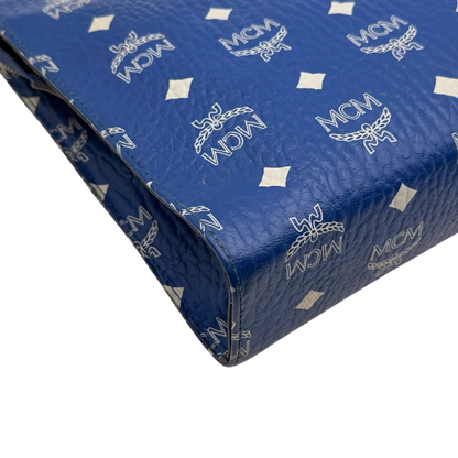 https://cdn.shopify.com/s/files/1/0564/9376/8855/files/MCM_Clutch_visetos_hellblau_11.webp?v=1784806647