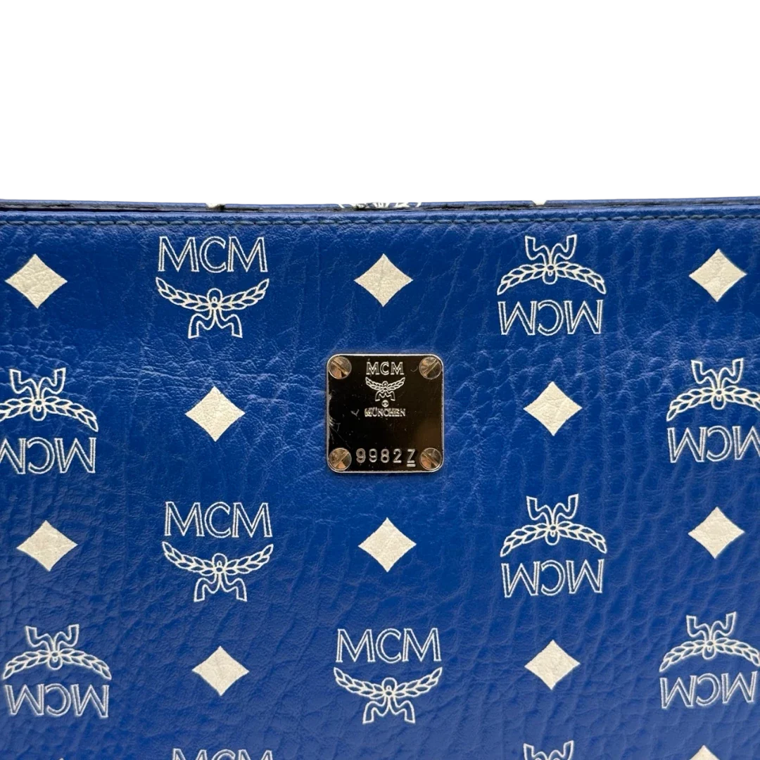 https://cdn.shopify.com/s/files/1/0564/9376/8855/files/MCM_Clutch_visetos_hellblau_12.webp?v=1784806647