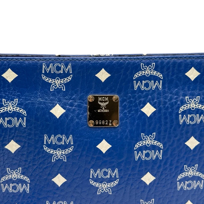 https://cdn.shopify.com/s/files/1/0564/9376/8855/files/MCM_Clutch_visetos_hellblau_12.webp?v=1784806647