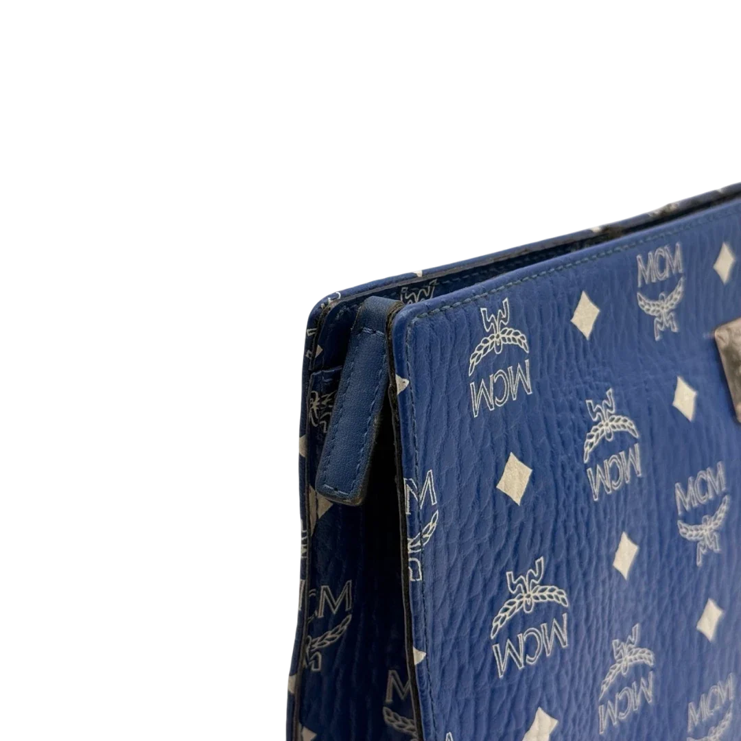 https://cdn.shopify.com/s/files/1/0564/9376/8855/files/MCM_Clutch_visetos_hellblau_13.webp?v=1784806646