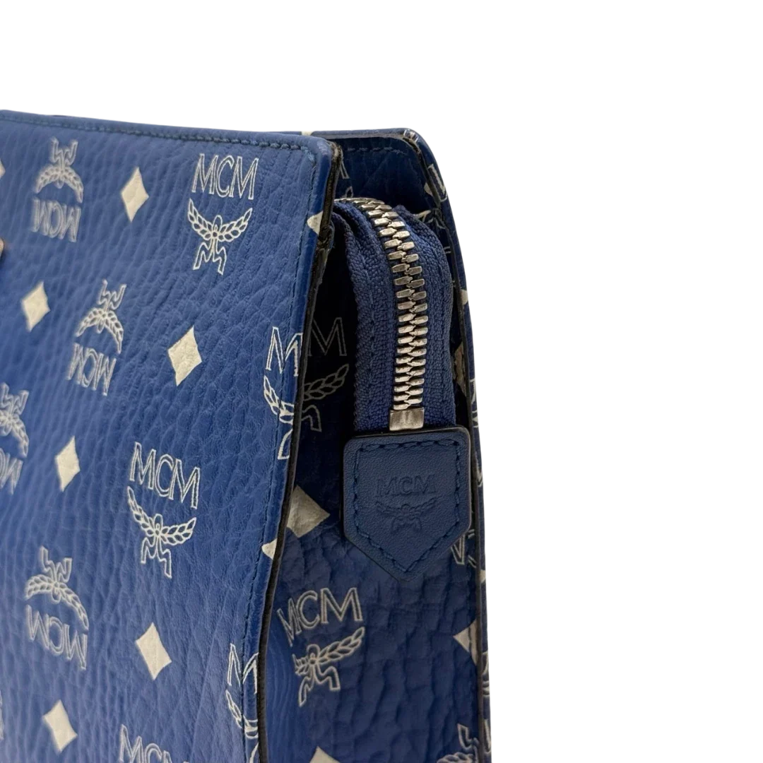 https://cdn.shopify.com/s/files/1/0564/9376/8855/files/MCM_Clutch_visetos_hellblau_14.webp?v=1784806647