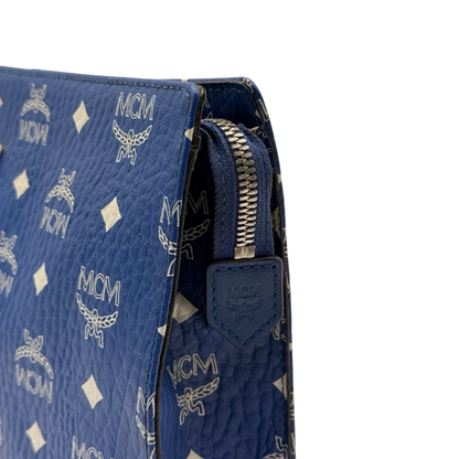 https://cdn.shopify.com/s/files/1/0564/9376/8855/files/MCM_Clutch_visetos_hellblau_14.webp?v=1784806647