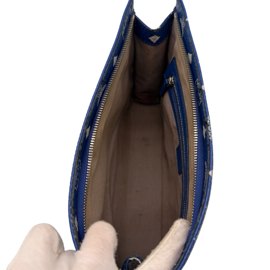 https://cdn.shopify.com/s/files/1/0564/9376/8855/files/MCM_Clutch_visetos_hellblau_15.webp?v=1784806646