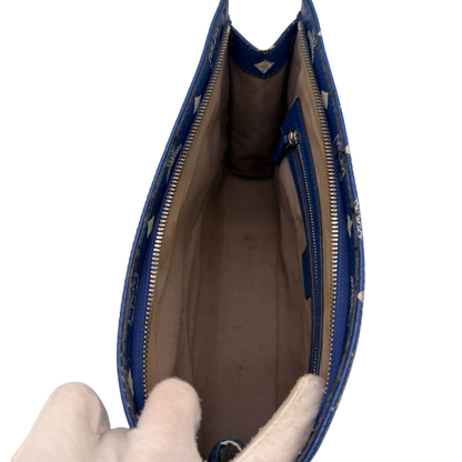 https://cdn.shopify.com/s/files/1/0564/9376/8855/files/MCM_Clutch_visetos_hellblau_15.webp?v=1784806646