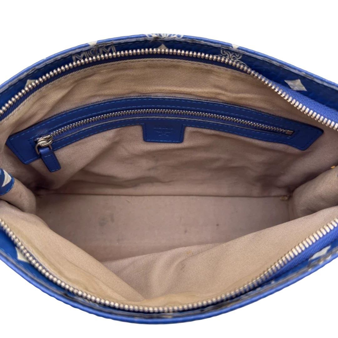 https://cdn.shopify.com/s/files/1/0564/9376/8855/files/MCM_Clutch_visetos_hellblau_16.webp?v=1784806647