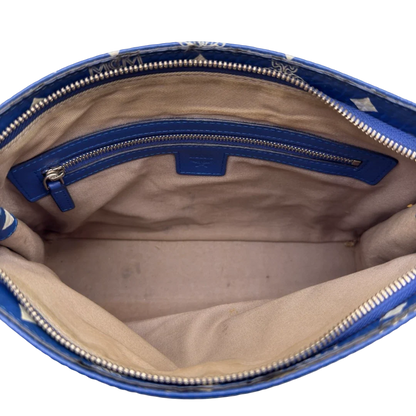 https://cdn.shopify.com/s/files/1/0564/9376/8855/files/MCM_Clutch_visetos_hellblau_16.webp?v=1784806647