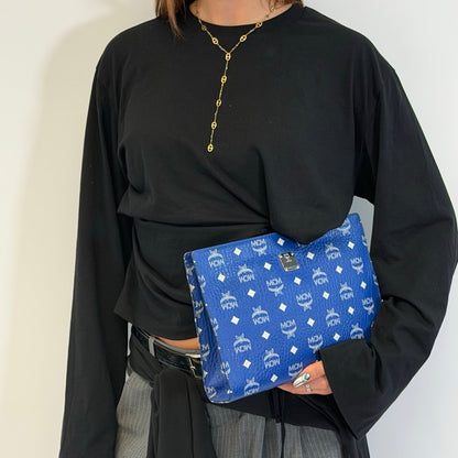 https://cdn.shopify.com/s/files/1/0564/9376/8855/files/MCM_Clutch_visetos_hellblau_2.jpg?v=1784806647