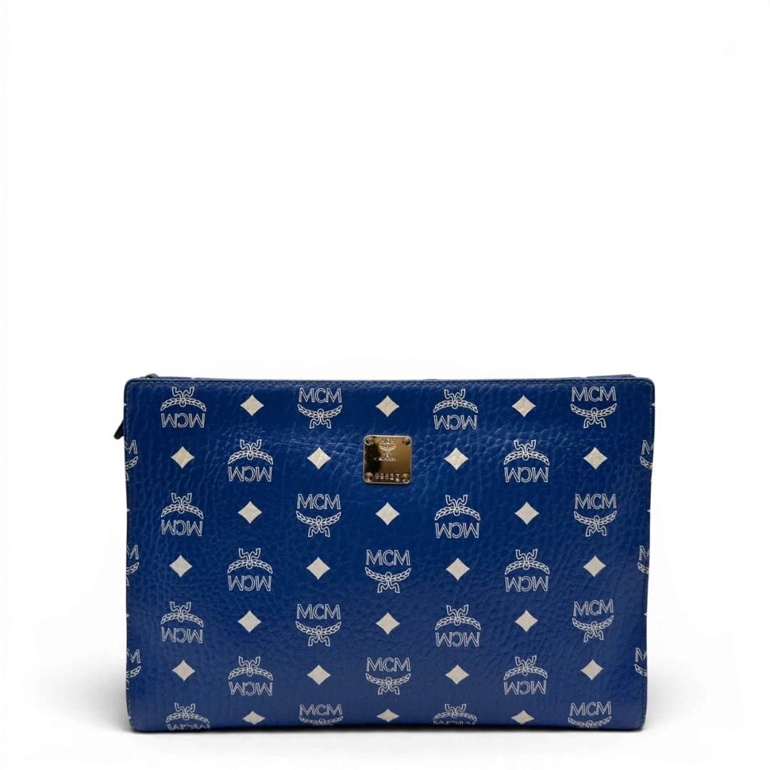 https://cdn.shopify.com/s/files/1/0564/9376/8855/files/MCM_Clutch_visetos_hellblau_3.webp?v=1784806646