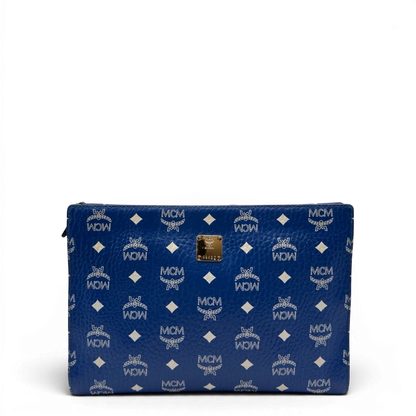 https://cdn.shopify.com/s/files/1/0564/9376/8855/files/MCM_Clutch_visetos_hellblau_3.webp?v=1784806646