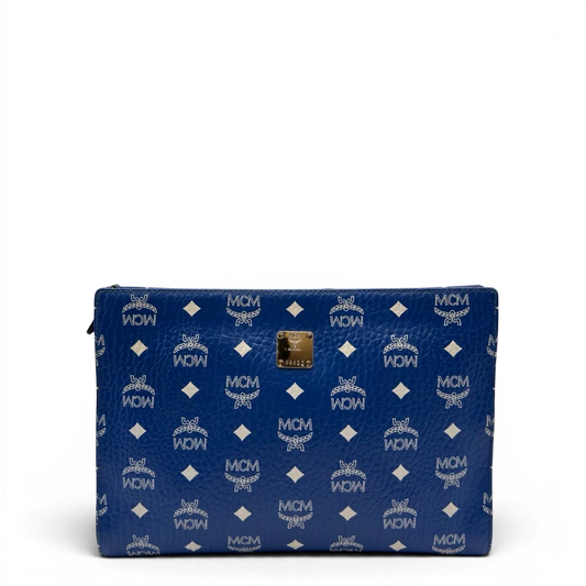 https://cdn.shopify.com/s/files/1/0564/9376/8855/files/MCM_Clutch_visetos_hellblau_3.webp?v=1784806646