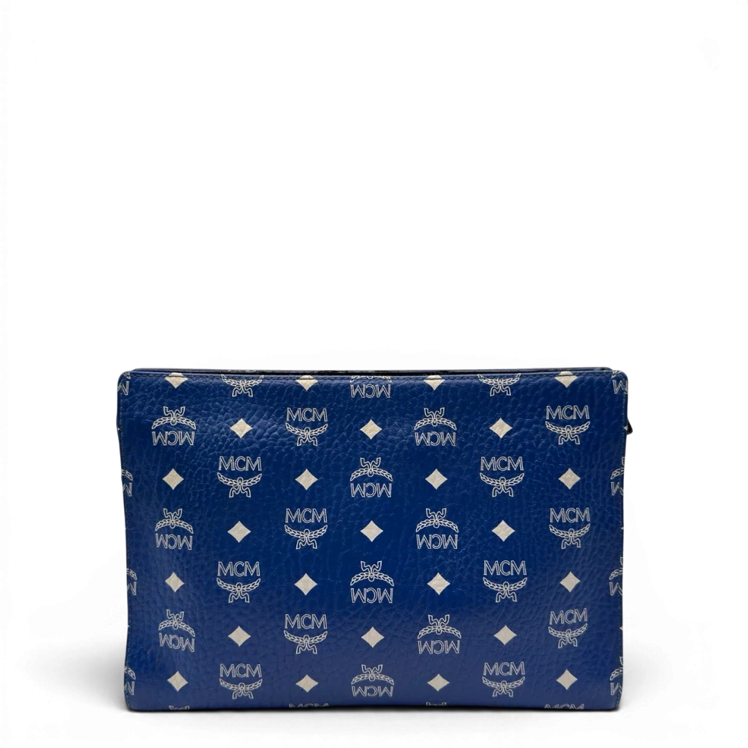 https://cdn.shopify.com/s/files/1/0564/9376/8855/files/MCM_Clutch_visetos_hellblau_4.webp?v=1784806648