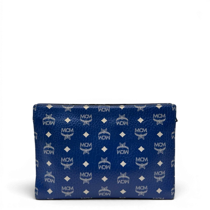 https://cdn.shopify.com/s/files/1/0564/9376/8855/files/MCM_Clutch_visetos_hellblau_4.webp?v=1784806648
