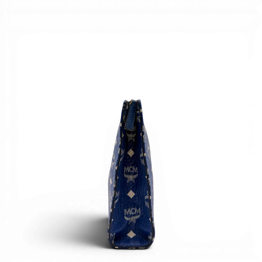 https://cdn.shopify.com/s/files/1/0564/9376/8855/files/MCM_Clutch_visetos_hellblau_5.webp?v=1784806646