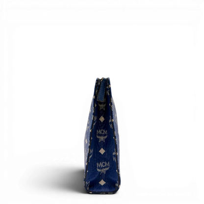 https://cdn.shopify.com/s/files/1/0564/9376/8855/files/MCM_Clutch_visetos_hellblau_5.webp?v=1784806646