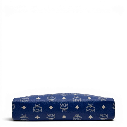 https://cdn.shopify.com/s/files/1/0564/9376/8855/files/MCM_Clutch_visetos_hellblau_7.webp?v=1784806646