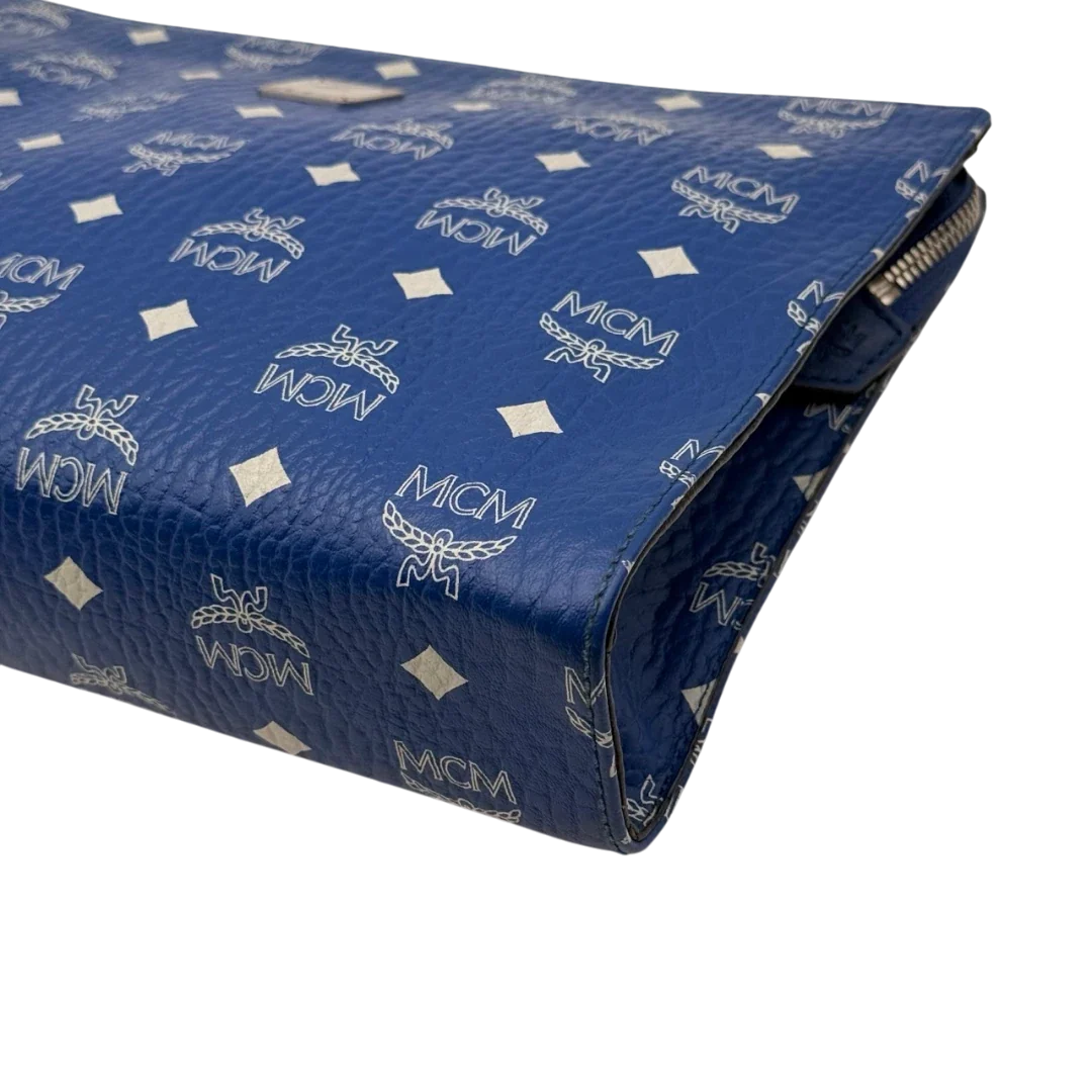 https://cdn.shopify.com/s/files/1/0564/9376/8855/files/MCM_Clutch_visetos_hellblau_8.webp?v=1784806647