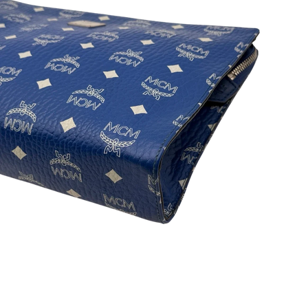 https://cdn.shopify.com/s/files/1/0564/9376/8855/files/MCM_Clutch_visetos_hellblau_8.webp?v=1784806647