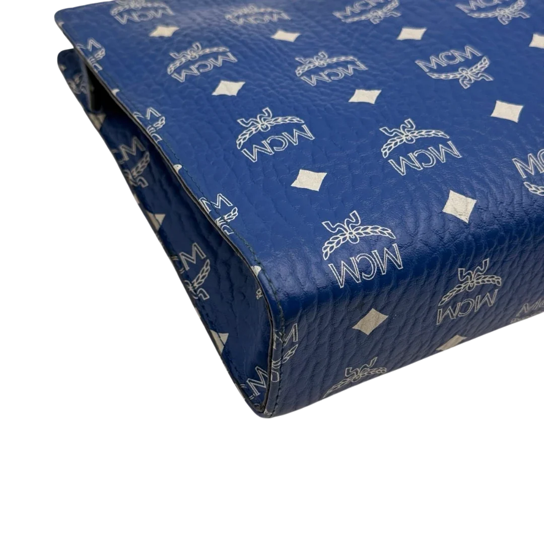 https://cdn.shopify.com/s/files/1/0564/9376/8855/files/MCM_Clutch_visetos_hellblau_9.webp?v=1784806646