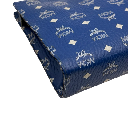 https://cdn.shopify.com/s/files/1/0564/9376/8855/files/MCM_Clutch_visetos_hellblau_9.webp?v=1784806646