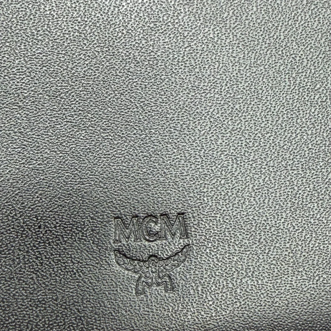 https://cdn.shopify.com/s/files/1/0564/9376/8855/files/MCM_Geldbeutel_Aren_Zip_Around_visetos_braun_10.webp?v=1781856086