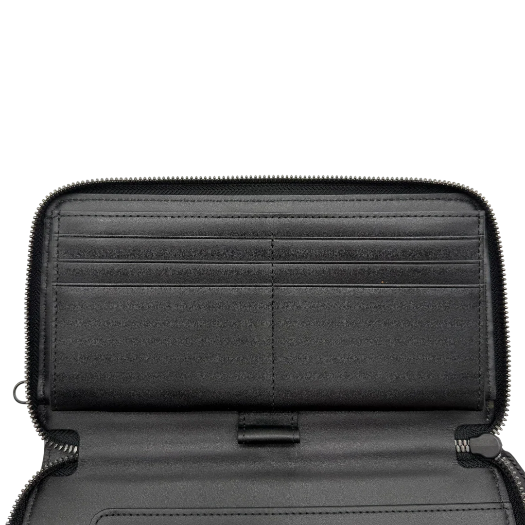 https://cdn.shopify.com/s/files/1/0564/9376/8855/files/MCM_Geldbeutel_Aren_Zip_Around_visetos_braun_11.webp?v=1781856086