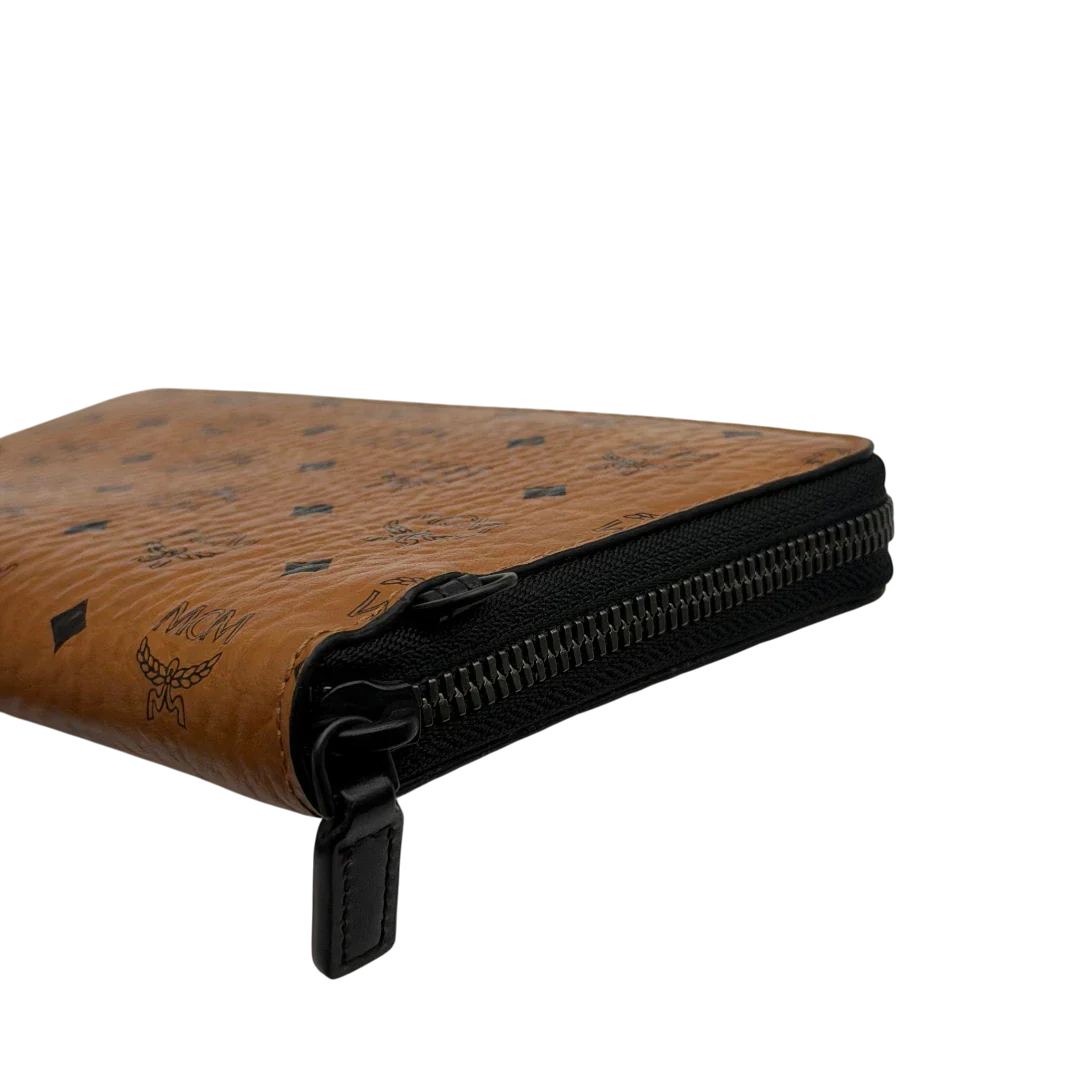 https://cdn.shopify.com/s/files/1/0564/9376/8855/files/MCM_Geldbeutel_Aren_Zip_Around_visetos_braun_4.webp?v=1781856085
