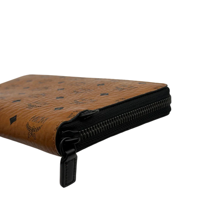https://cdn.shopify.com/s/files/1/0564/9376/8855/files/MCM_Geldbeutel_Aren_Zip_Around_visetos_braun_4.webp?v=1781856085