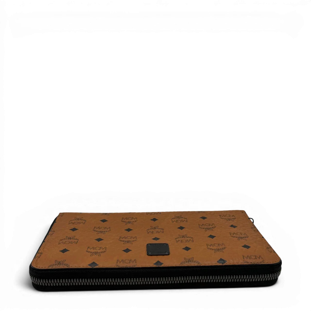 https://cdn.shopify.com/s/files/1/0564/9376/8855/files/MCM_Geldbeutel_Aren_Zip_Around_visetos_braun_5.webp?v=1781856085
