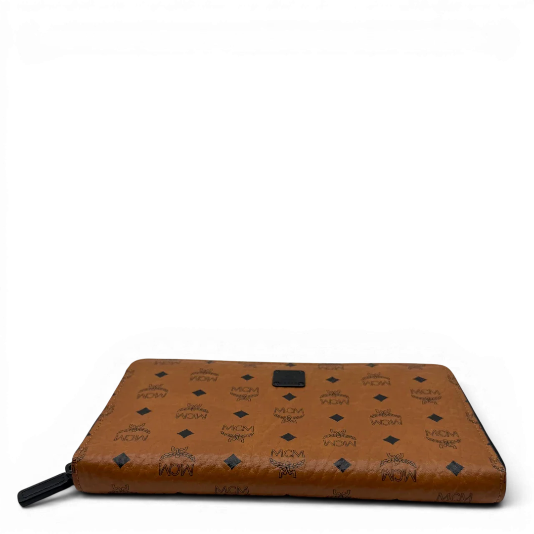 https://cdn.shopify.com/s/files/1/0564/9376/8855/files/MCM_Geldbeutel_Aren_Zip_Around_visetos_braun_6.webp?v=1781856085