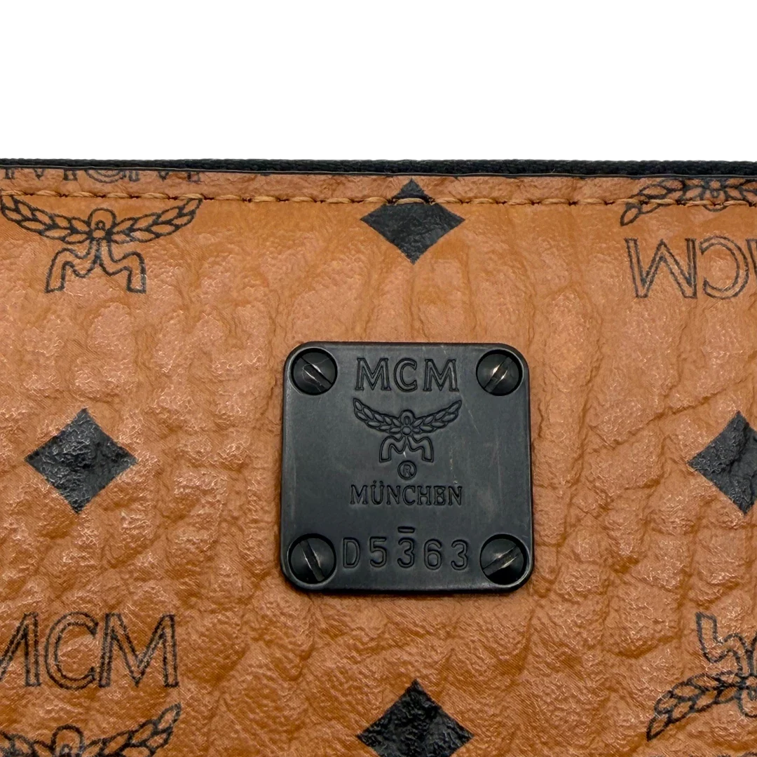 https://cdn.shopify.com/s/files/1/0564/9376/8855/files/MCM_Geldbeutel_Aren_Zip_Around_visetos_braun_7.webp?v=1781856085