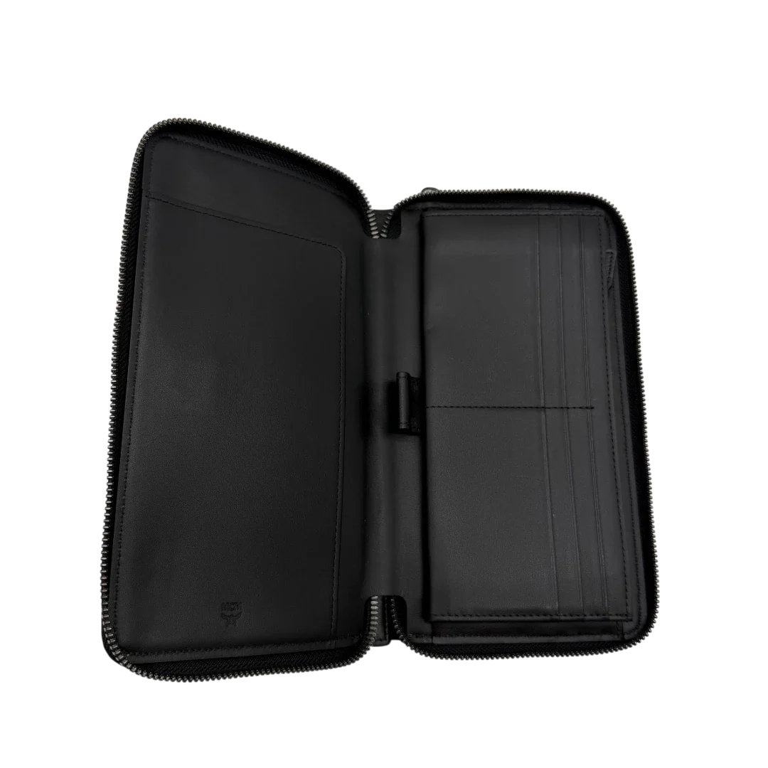 https://cdn.shopify.com/s/files/1/0564/9376/8855/files/MCM_Geldbeutel_Aren_Zip_Around_visetos_braun_8.webp?v=1781856085