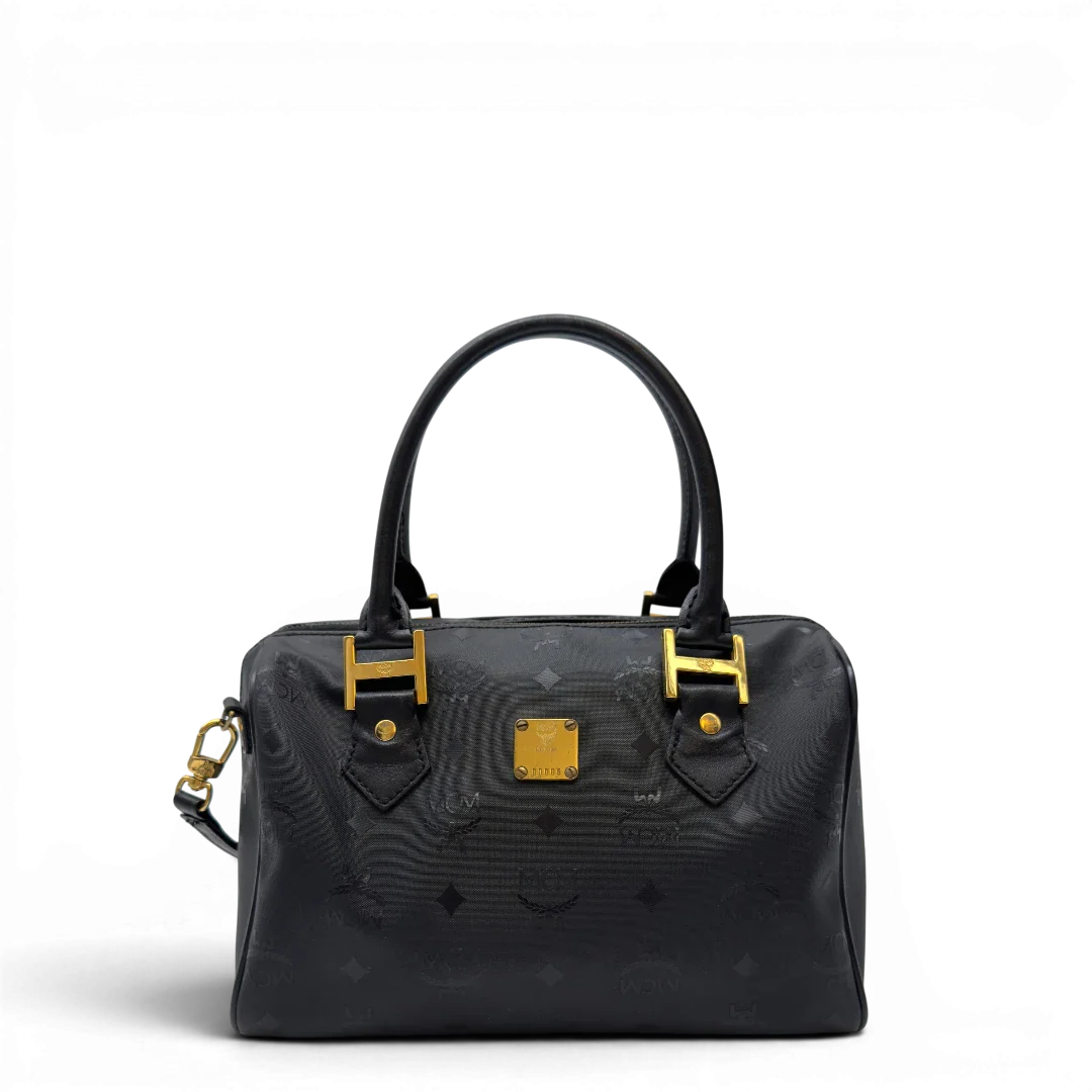 https://cdn.shopify.com/s/files/1/0564/9376/8855/files/MCM_Handtasche_Boston_25_PVC_mit_Umhangegurt_schwarz_1.webp?v=1782983948