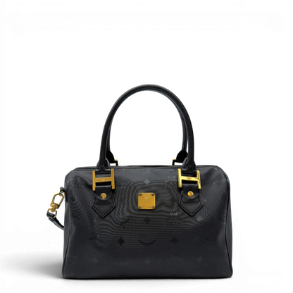 https://cdn.shopify.com/s/files/1/0564/9376/8855/files/MCM_Handtasche_Boston_25_PVC_mit_Umhangegurt_schwarz_1.webp?v=1782983948