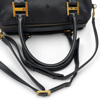 https://cdn.shopify.com/s/files/1/0564/9376/8855/files/MCM_Handtasche_Boston_25_PVC_mit_Umhangegurt_schwarz_10.webp?v=1782983949