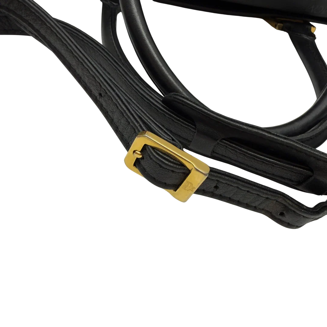 https://cdn.shopify.com/s/files/1/0564/9376/8855/files/MCM_Handtasche_Boston_25_PVC_mit_Umhangegurt_schwarz_11.webp?v=1782983948