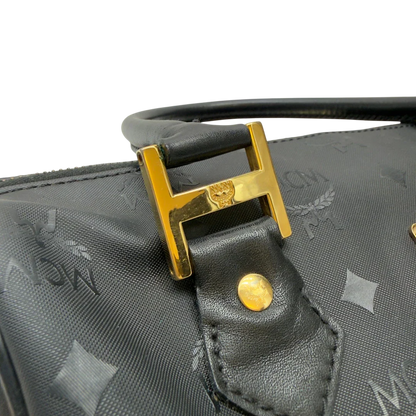 https://cdn.shopify.com/s/files/1/0564/9376/8855/files/MCM_Handtasche_Boston_25_PVC_mit_Umhangegurt_schwarz_13.webp?v=1782983949