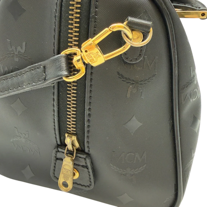 https://cdn.shopify.com/s/files/1/0564/9376/8855/files/MCM_Handtasche_Boston_25_PVC_mit_Umhangegurt_schwarz_14.webp?v=1782983949